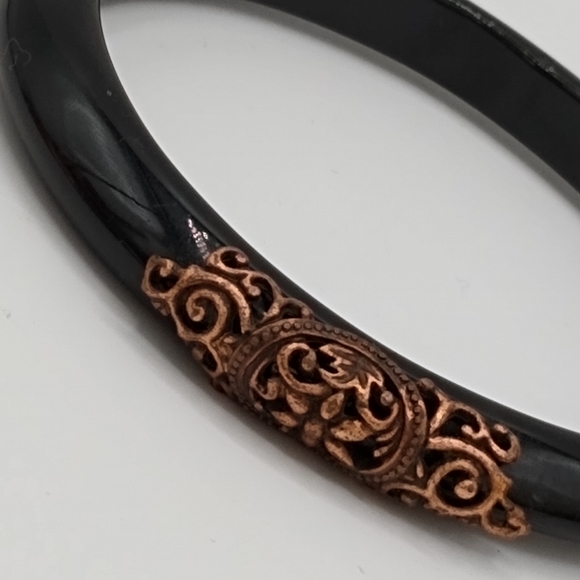 Set 2 Bracelets Stamped Brass Cuff Lucite Bangle Brass Look Filigree Accents Vtg - Picture 11 of 12